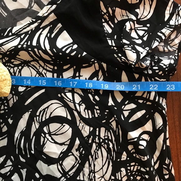 Torrid Black White Spiral Short Sleeve Blouse Size 0 aka Large - Picture 5 of 8